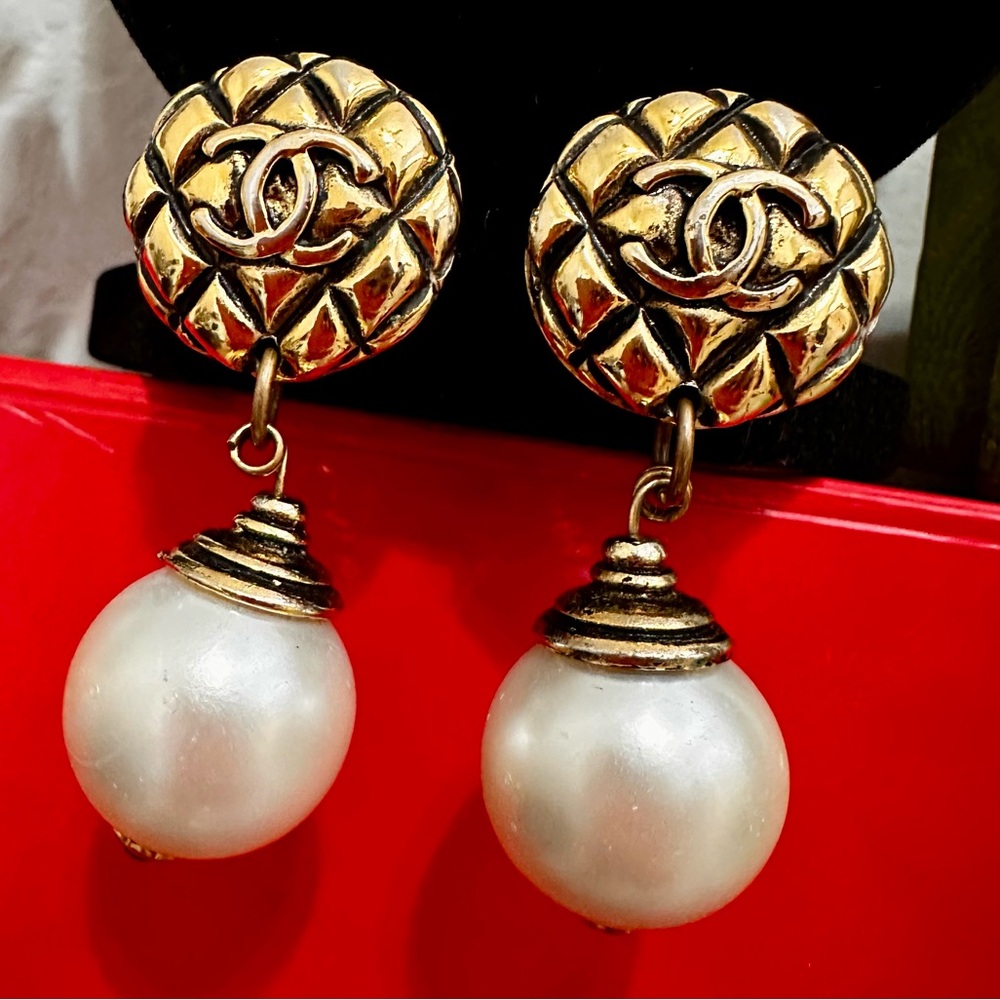 CHANEL vintage cushion cc pearl drop earrings